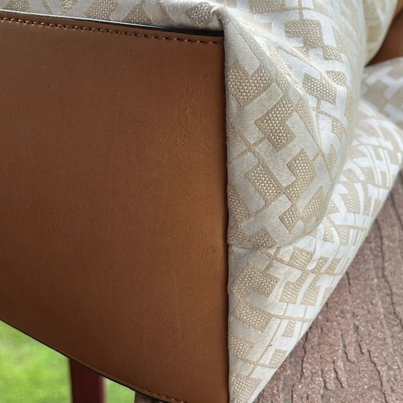 Tommy Hilfiger Tan and Cream Shoulder Bag EUC - Picture 6 of 8